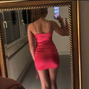 Satin klänning - Väldigt söt och figursydd satinklänning från HM, storlek S men är stretchig. Enbart använd 1 gång.