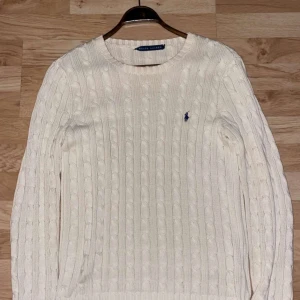 Vit stickad tröja från Ralph Lauren - Säljer en Polo Ralph Lauren stickad tröja i storlek M. Orginal pris 2695kr, pris kan diskuteras. 
