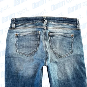 Lågmidjade bootcut jeans från Only💙 - Storlek W 27💙 Längd: 92 cm • midjebredd: 36 cm •  Innerbenslängd: 76 cm • Lårbredd: 21 cm • benöppning: 20 cm • OBS! Färgen är mest lik passformsbilderna. Modellen är 163 cm • Hör gärna av dig vid frågor💙