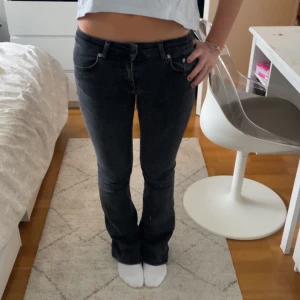 Svarta jeans - Innerbenslängd: 80cm                          Midjemått rakt över: 34cm