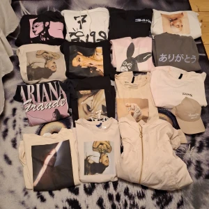 Ariana Grande merch  - Allt är I bra skick - nyskick. Storlek xs - L. Vissa saker kan ha små defekter som knappt märks. HM hoodies 180kr. Officiell t-shirt - 190kr. Riktiga hoodies 260kr. HM T-shirts 120kr. Jacka 150kr. Keps och hårspänne 80kr/st. Priserna går att förhandla. Jag står ej för frakt. Kom privat för fler bilder/frågor eller om du vill köpa någonting