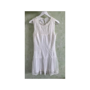 Promod | Miniklänning/sommarklänning/studentklänning | Spets | Vit | Stl. S - Vit miniklänning/sommarklänning/studentklänning från Promod i storlek S! (Obs! Storlekslappen är bortklippt, se gärna måtten nedan.)  I mycket fint skick!  Ungefärliga mått: Längd: 87 cm Midja: 72 cm Byst: 82 cm 