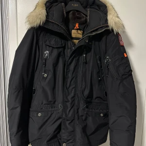 Svart vinterjacka från Parajumpers - Säljer en svart parajumper jacka med en speciell tjock vit päls som inte många har kvar, samt en quiltad insida för extra värme. Perfekt för kalla dagar! Storlek M kan även bytas mot något kom med förslag Kan gå ner i pris vid snabbaffär