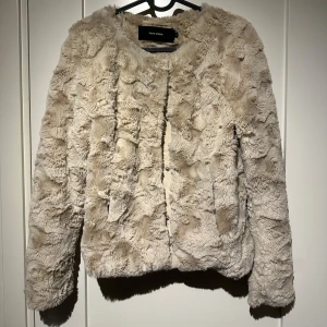 Beige pälsjacka från Vero Moda - Beige pälsjacka från Vero Moda i stl XS. Den är i fint skick. 