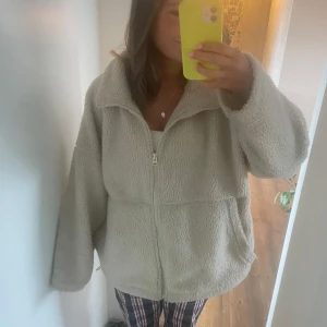 Beige teddyjacka från C.W. -  beige teddyjacka från C.W. med dragkedja framtill använd  fåtal gånger 💓