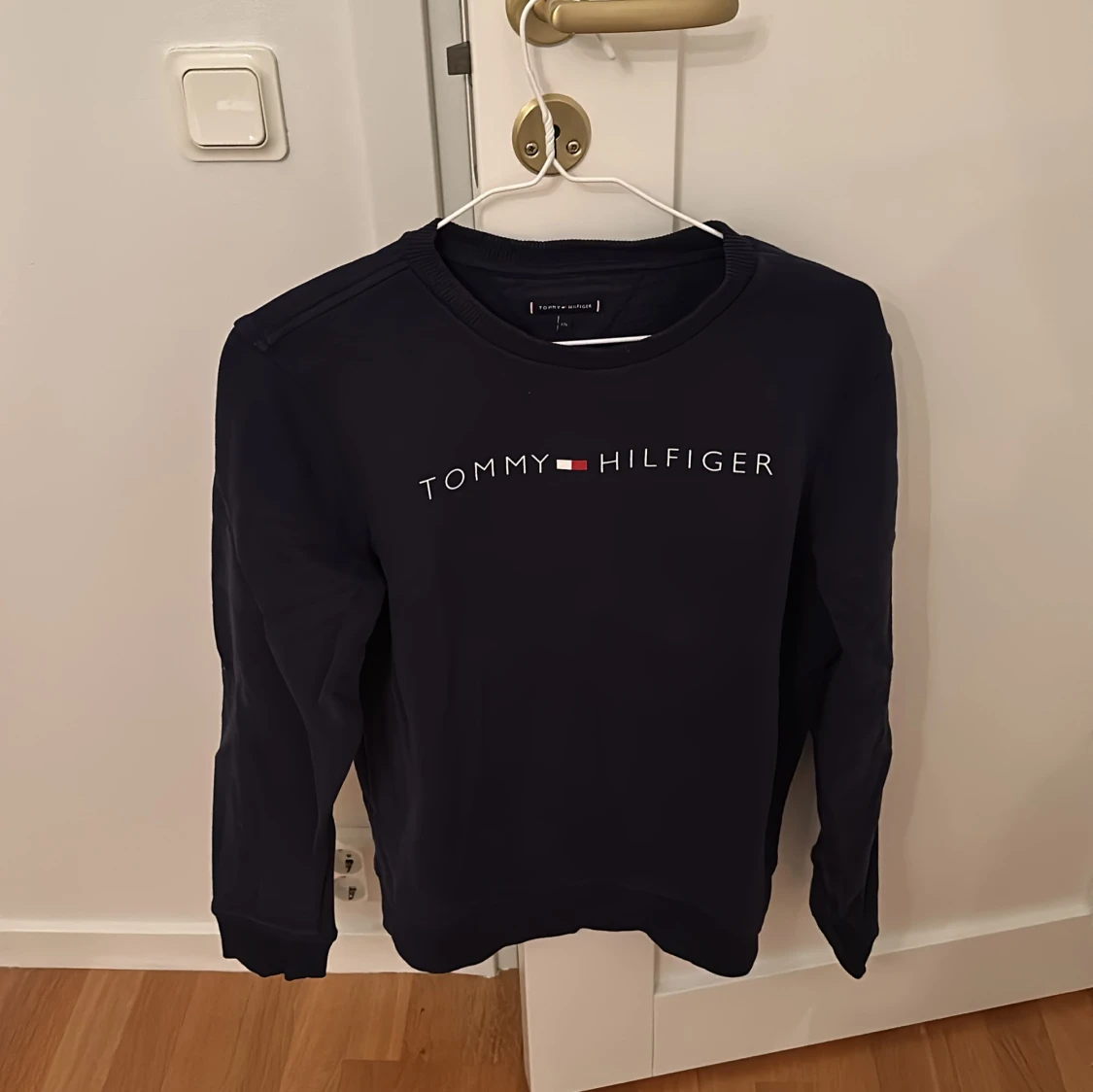 Mörkblå tröja från Tommy Hilfiger