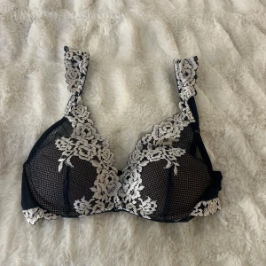 Intimissimi BH - Såå fin mörkblå bh med vacker vit spetsdetaljering från Intimissimi. Den har justerbara axelband och tre lägen för att spänna över ryggen. Väldigt bra skick, knappt använd utan defekter. Nypris 499 kr.