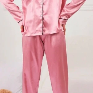 Jätte fina rosa satin pyjamas sett - Säljer ett par pyjamas sett satin, använt några få gånger.säljer eftersom pyjamasarna har blivit små på mig, storlek 11-12 passar dom under längden 1,58.      pris går att diskuteras 