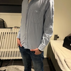 Blå skjorta  - Skjorta från HM Nypris 199 ser använd ut men är i princip oanvänd och behöver bara en strykning.