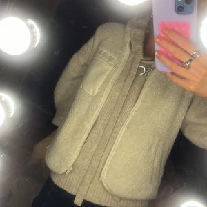 Teddy Väst - Skit snygg väst som inte kommit till någon användning, köpte på vinted. Bud för 205kr just nu💞💞💕💕🌟🌟