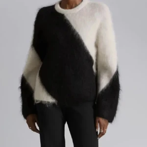 Svart och vit randig tröja från &otherstories - Säljer en supermjuk och fluffig tröja från &otherstories i svart och vitt. Tröjan har ett diagonalt mönster och långa ärmar. Perfekt för kyliga dagar när du vill vara både stilren och bekväm.