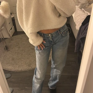 Perfect Jeans, ginatricot  - Snygga blå jeans med rak passform och klassisk design. De har en hög midja och är perfekta för en avslappnad stil. Jeansen har en traditionell femficksmodell och är tillverkade i ett slitstarkt denimtyg.