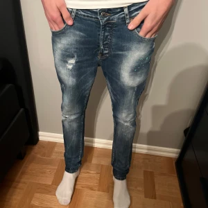 Dsquared2 jeans  - Tja säljer ett par sjukt snygga blå dsquared2 jeans. Modellen på bilden är 180cm lång och väger 62kg. Hör av er vid minsta frågor eller funderingar mvh Viggo.