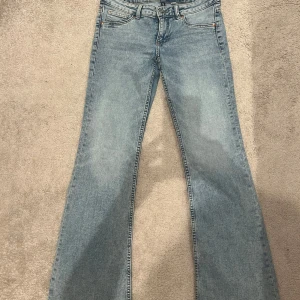 Blå bootcut jeans - Snygga blå bootcut jeans med klassisk femficksdesign. Perfekta för en avslappnad stil. De har en bekväm passform och är tillverkade i slitstarkt denim.