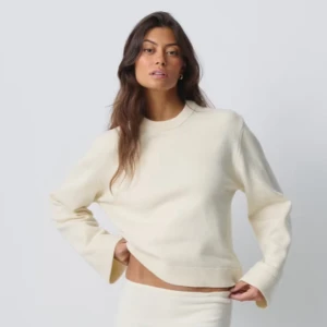 Créme-vit stickad tröja från Gina Tricot - Superfin crémevit stickad tröja från GinaTricot i ett väldigt finstickat/tjockt material. Tröjan har långa ärmar och en rund halsringning. Storlek M, (modellen bär också M). Tröjan är väldigt sparsamt använd och i väldigt bra skick. Slutsåld på hemsidan.