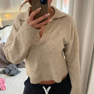 stickad tröja  - Såå fin och mysig beige stickad tröja😍 lite nopprig därav bra pris ❤️