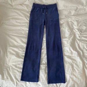 Juicy couture byxor - Säljer dessa snygga juicy byxor! Dem är i fint skick, har inga defekter. Kontakta mig vid intresse så kan jag skicka fler bilder💕