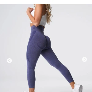 Lila leggings från NVGTN - Nypris 650kr!Snygga lila leggings med scrunch från NVGTN med hög midja och tight passform. Perfekta för träning eller en avslappnad dag. Materialet är stretchigt och bekvämt, vilket ger en smickrande silhuett.