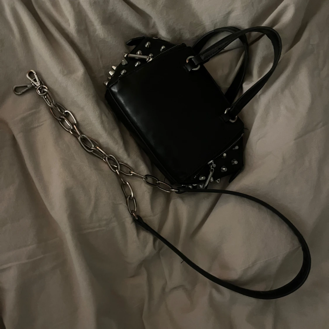 Svart handväska med nitar - 91