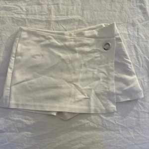 Vit omlottkjol från Zara - Fin vit kjol med inbyggda shorts, dragkedja på sidan. Inga fläckar eller sönder nånstans. Skriv privat för flera frågor💕