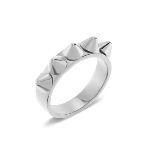 Edblad ring - Säljer min Edblad ring med nitar, jag tror att den är i storlek S men jag är inte helt säker. Säljer den på grund av att den inte kommer till användning💕