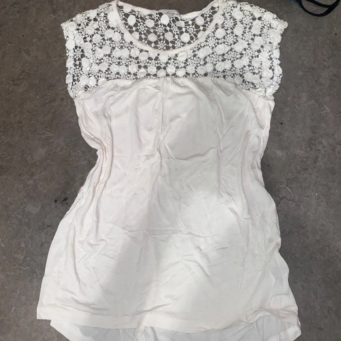 Vit blus med spetsdetaljer