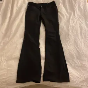 Säljer ett par snygga svarta bootcut byxor i bra skick. De är mid waist och sitter väldigt bra på mig som är 170cm❤️ Inga defekter! Köpta för 599 och säljer för 480❤️❤️