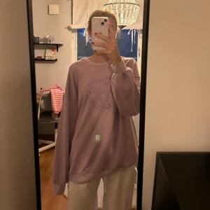 Ljuslila oversized tröja - Säljer en supermysig ljuslila tröja i oversized modell. Perfekt för chilliga dagar hemma eller en avslappnad dag ute. Tröjan har långa ärmar och en rund halsringning. Den är i bra skick och passar perfekt till ett par jeans eller mjukisbyxor. Skicka ett meddelande vid intresse! 💜