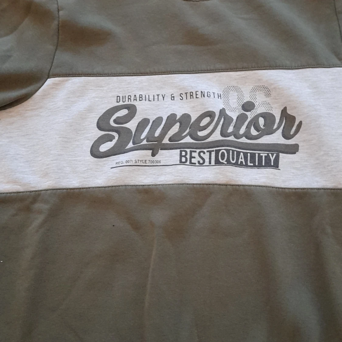 Grön och grå sweatshirt med tryck - 91