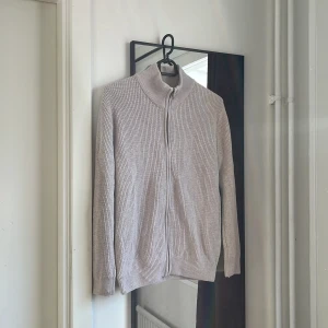 Beige fullzip - Tjenare jag säljer en stickad Biege halfzip tröja i storlek 146-152 men skulle säga att den passar 150-160 andvänd 1-2 gånger så den är som ny utan prislapp! Tveka inte på att skriva till mig om det är något du undrar!💭💯