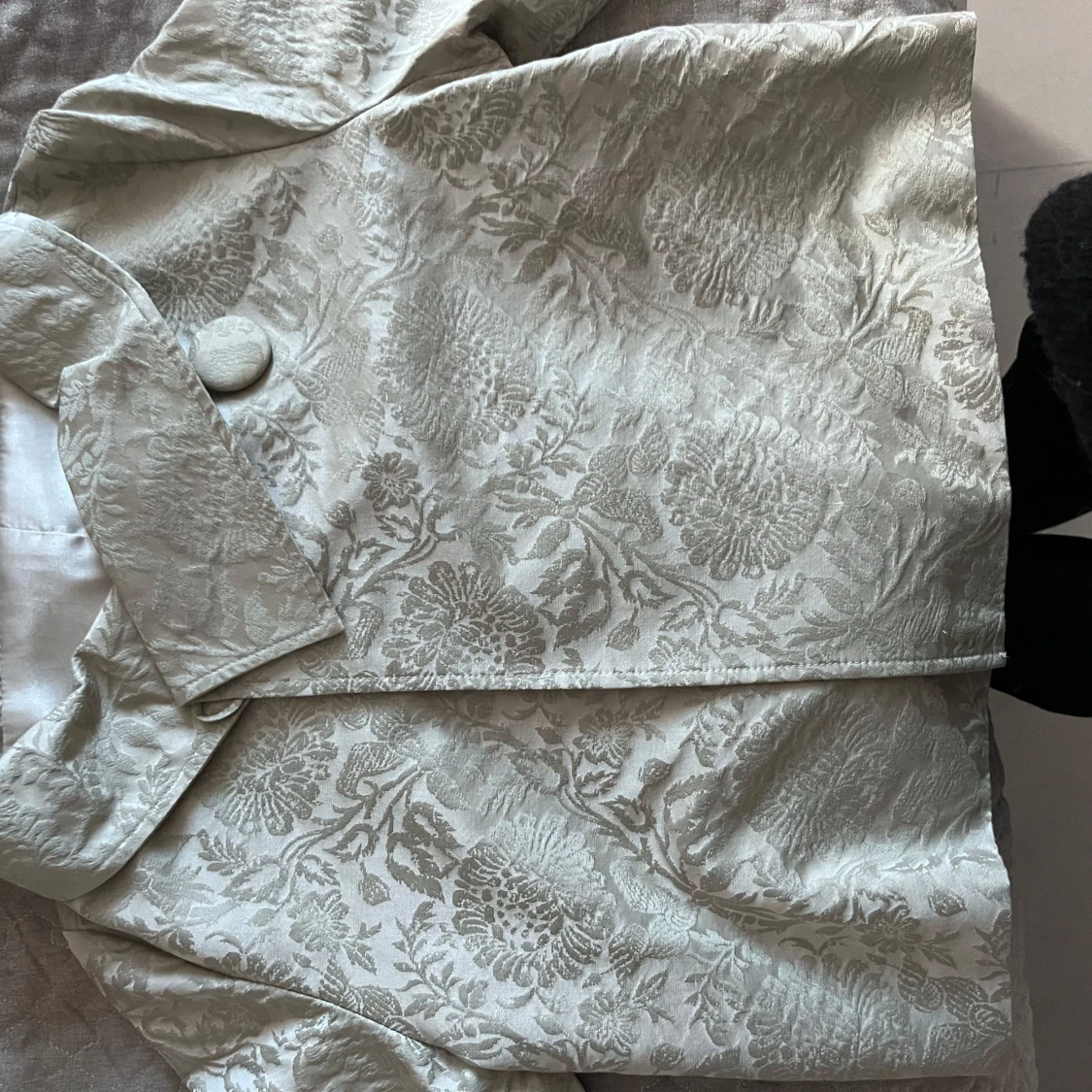 Beige brokadjacka med trekvartsärm - 90