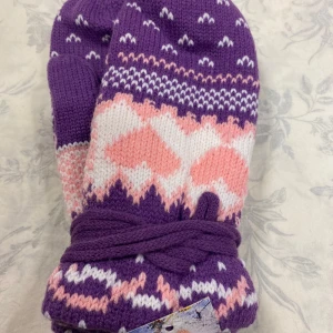 Färgglada stickade Fleece vantar - Säljer flera par färgglada stickade vantar med mönster i olika färger. Perfekta för vintern med sina varma och mjuka material. Finns i lila, röd, rosa och svart med vita och svarta detaljer. De har ett fint mönster med hjärtan och andra geometriska former. Passar perfekt för att hålla händerna varma i kylan!  Stlk L 89kr/par 