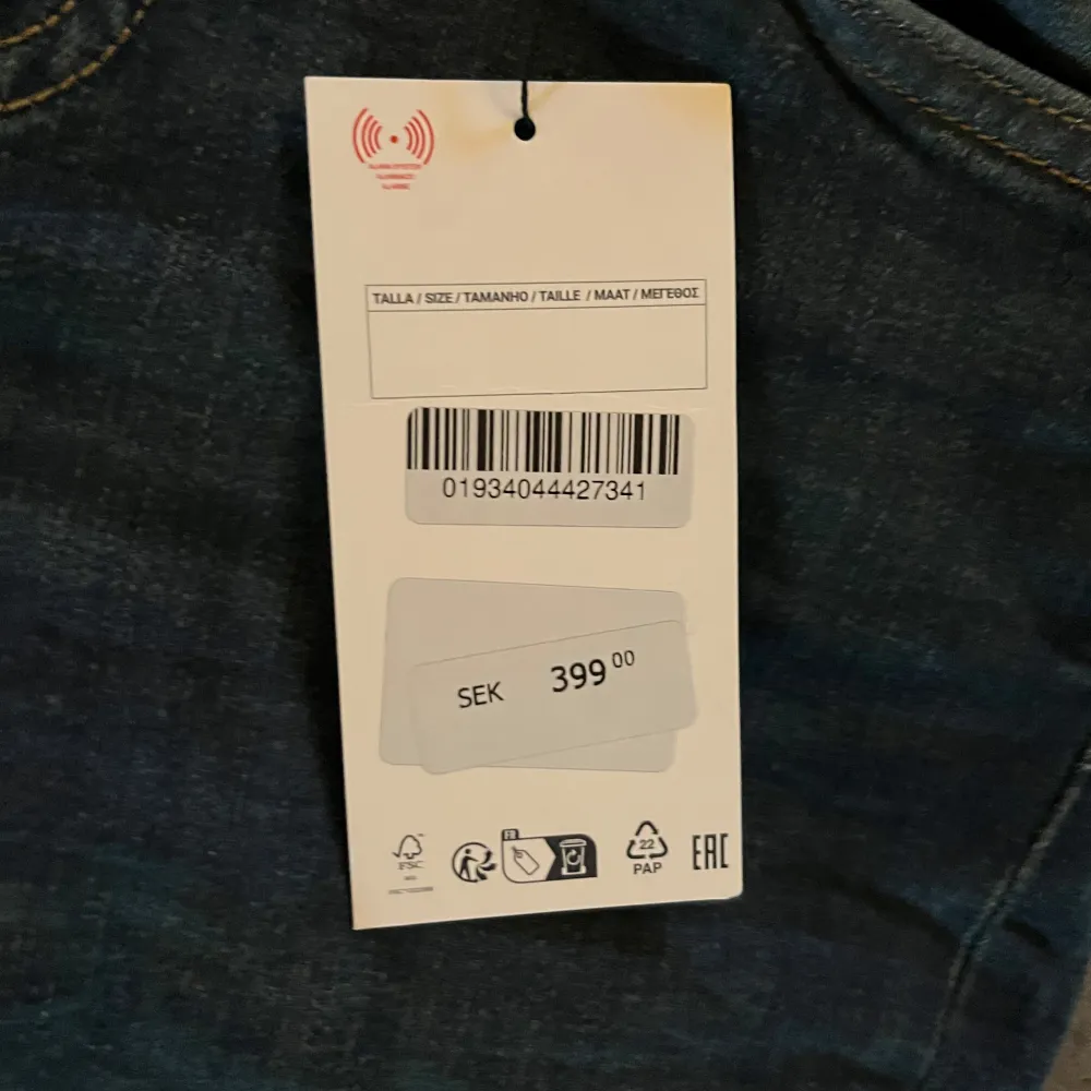 Säljer ett par snygga mörkblå jeans från Zara i nytt skick. De har en slim fit med bootcut och är lågmidjade. Helt nya. Säljer då jag beställde fel storlek.. Farkut & Housut.