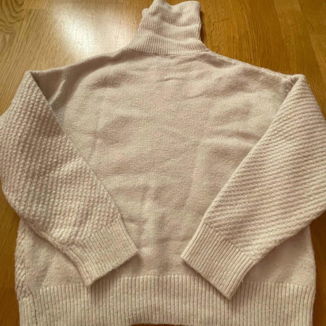 Beige stickad polotröja från Lindex - 90