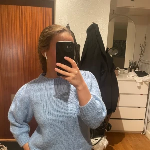 Ljusblå stickad tröja - Säljer en supermysig ljusblå stickad tröja som är perfekt för kyliga dagar. Den har en normal passform trekvartsärmar, vilket gör den både bekväm och stilren. Perfekt för höst och vinter! 💙