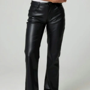 Skinnbyxor bikbok - byxor i skinn imitation från bikbok, sällan använda så dom är i bra skick. nypris 600 kr