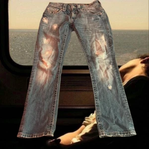 ROCK REVIVAL JEANS - Feta rock revivals i bra skick med distressing osv. Sitter straight/bootcut W31 mått skickas i dm, pris går att diskutera