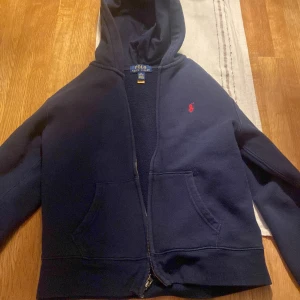 Mörkblå hoodie från Ralph Lauren - Säljer en snygg mörkblå hoodie från Ralph Lauren i storlek M (10-12). 💙