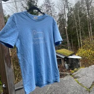 Woolrich T-Shirt - Storlek S. Skick 8/10 Dock två små hål i nacken kolla andra bilden. Hör av er vid frågor eller funderingar ✌️