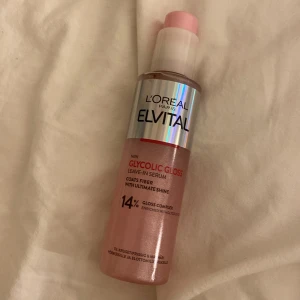 Virala gloss serum elvital  - Det virala gloss serumet från loreal elvital som alltid e slutsålt. får håret att se silkeslent o skinande ut. Endast använd 2 gånger och är nästan full