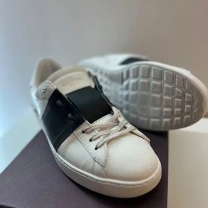 Valentino skor - Valentino Open skor | Skorna är i mycket bra skick och använda ett fåtal gånger💫 | Skorna passar dig i storlek 41,5-42 | Nypris 6999 kr💰 | Allt og ingår: box 📦, 2 st dustbag👝, litet kuvert ✉️, samt kvitto | Det är en liten defekt på höger sko (se bild 5) | Pris kan diskuteras vid snabb affär💸 | Fraktar spårbart via PostNord eller Instabox | Köparen står för frakten | Tveka inte att höra av dig vid frågor📩