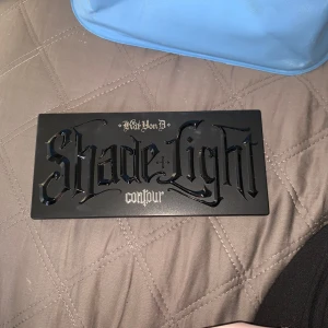 Kat Von D Shade + Light Contour Palette och sminkborstar - Säljer en Kat Von D Shade + Light Contour Palette med sex olika nyanser för perfekt contouring. Paletten är knappt använd och kommer med en samling sminkborstar i ett snyggt fodral. Inkluderar även theBalm Mary-Lou Manizer highlighter för en strålande finish. Perfekt för både nybörjare och proffs! Ooooch mycket snygga fransar från Huda Beauty😍