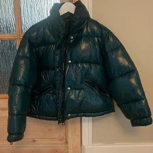 Grön jacka - Superfin mörkgrön jacka från mango💚 100% polamid, i bra skick.  