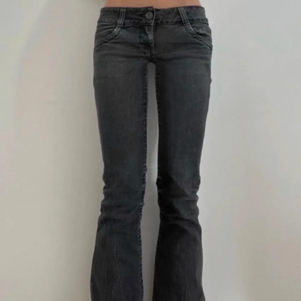 Snygga svarta lågmidjade bootcut jeans från ONLY i storlek 38!Midjemått: 39 cm. Innerbenslängd: 81 cm. Jättebra skick! Skriv för fler mått eller bilder🤍. Jeans & Byxor.