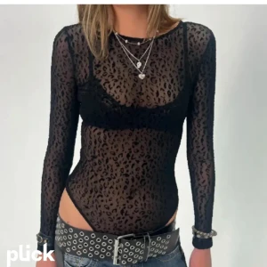 Body leopard - Säljer en snygg svart mesh-top med leopardmönste. Toppen är långärmad och har en tight passform, perfekt för en utekväll eller fest. Den är genomskinlig och kan stylas med en cool bh under. Säljer då jag råka köpa två. Bilden är lånad men det är samma som på bilden, från bikbok.