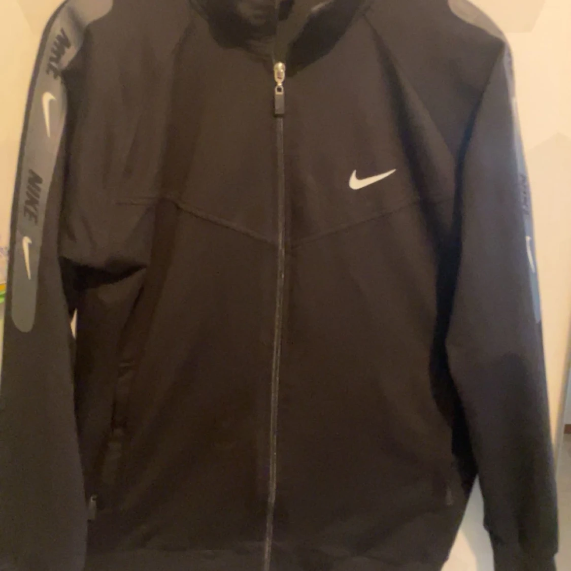 Svart vindjacka från Nike