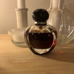 Hypnotic Poison Eau de Parfum från Dior - Säljer en  flaska  Hypnotic Poison Eau de Parfum från Dior. Perfekt för den som älskar en mystisk och förförisk doft. Sparsamt använd, älskar denna men den kommer inte till användning. Kan gå ner i pris vid snabb affär💗