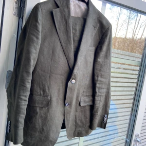 Oscar Jacobson linnekostym 46/48 - Väldigt fin linnekostym från Oscar Jacobson i mörkgrön färg. Väldigt bra skick, 100% linne. Överdel 48 Nederdel 46