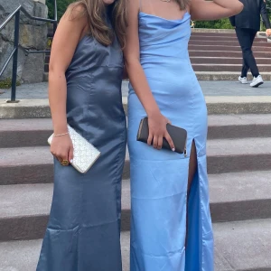 Aftonklänning - Ljusblå satinliknande glansig balklänning med slits, semi-backless, använd en gång. 