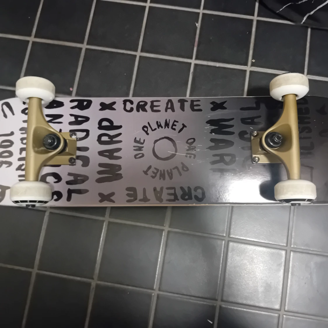 Skateboard från Warp med unikt mönster - 90